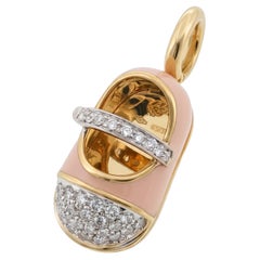 AARON BASHA : pendentif en forme de chaussure de bébé en or jaune 18 carats, émaillé et serti de diamants en pavé