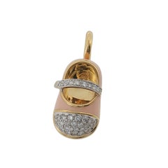 AARON BASHA : pendentif en forme de chaussure de bébé en or jaune 18 carats, émaillé et serti de diamants en pavé