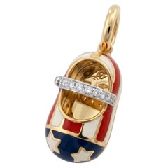 AARON BASHA : pendentif en forme de chaussure de bébé « America », en or jaune 18 carats, émaillé et serti de diamants en pavé