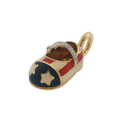 AARON BASHA : pendentif en forme de chaussure de bébé « America », en or jaune 18 carats, émaillé et serti de diamants en pavé