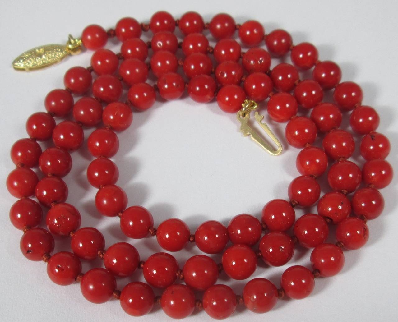 The necklace designed as a single row of 77 smooth corallium rubrum beads approx. 6 mm to a 18kt yellow gold  clasp.

53 cm long

Gross weight of necklace approx. 21.1 gr