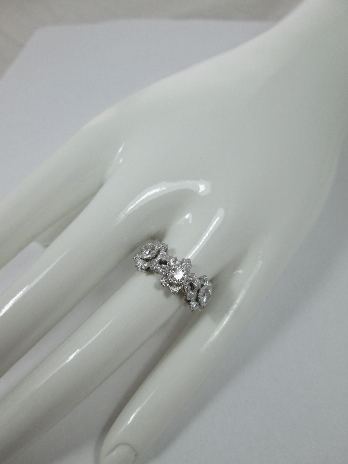 Anello con motivo floreale in oro e diamanti di Buccellati