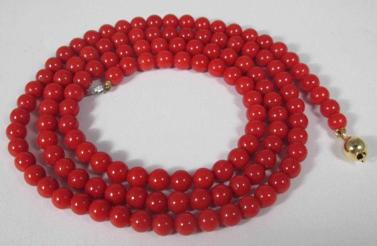 The necklace designed as a single row of 125 smooth corallium rubrum beads approx. 6 mm to a 18kt yellow gold  clasp.

65 cm long
Gross weight of necklace approx. 27.7 gr