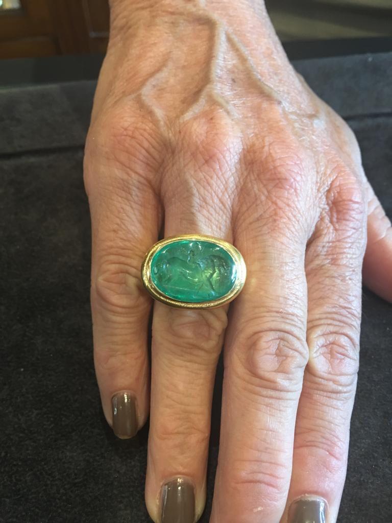 Emerald Intaglio Ring Late 18th Century with Lion & Eros In Good Condition In Firenze, IT