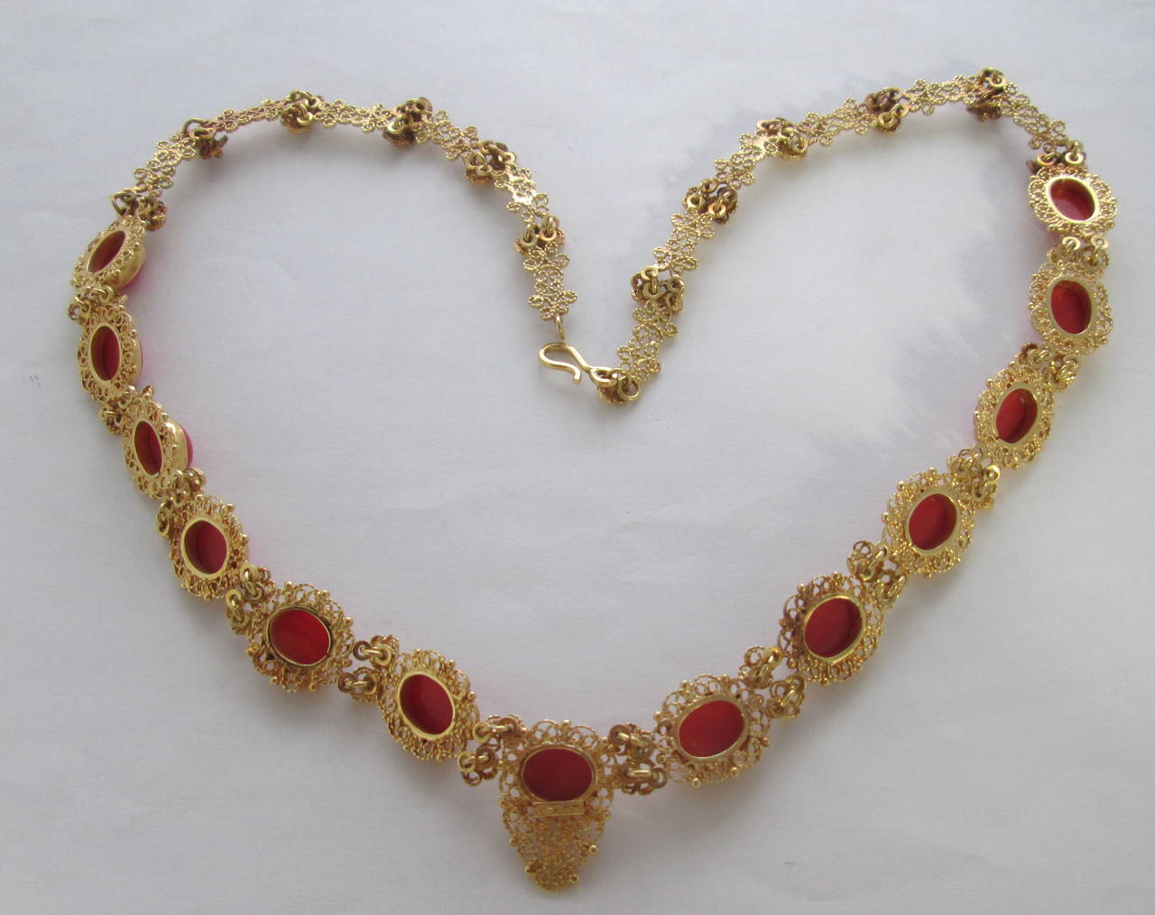 Coral Gold Filigree Necklace In Excellent Condition In Firenze, IT