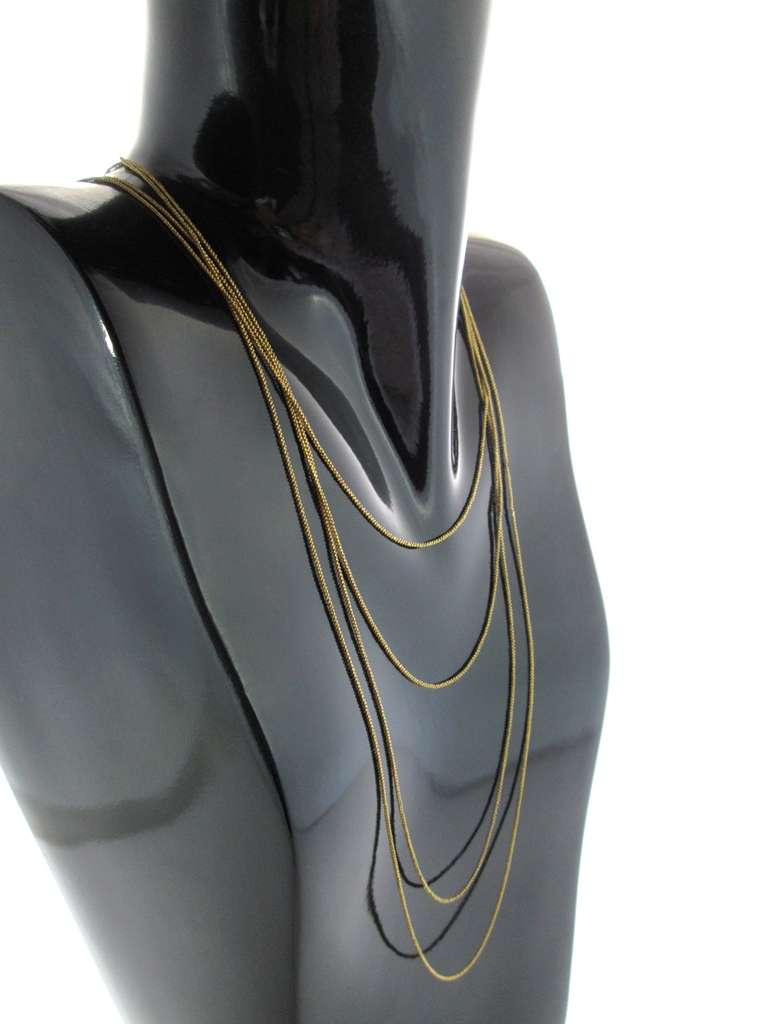 Es wurde aus Goldgeflecht hergestellt:: das aus winzigen halbkreisförmigen Ringen mit hohlem Querschnitt bestand:: die zusammengeschweißt wurden:: und wurde als Halskette oder Armband verwendet. 

Nach der mittelalterlichen Geschichte lernten die