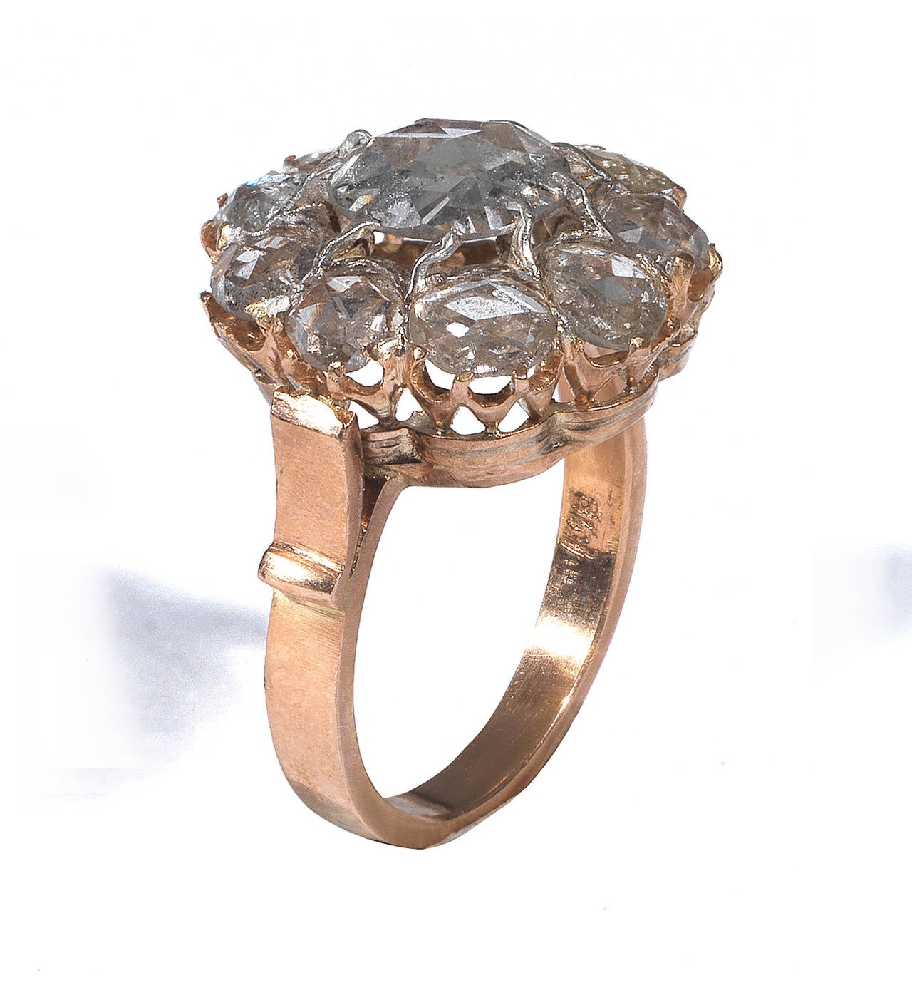 Of round outline, the central stone weighing approximately 1,5cts, it is bordered by nine smaller stones weighing approximately 0,90cts, claw set in 18kt yellow gold.
Weight: 5.9 gr
Size 7