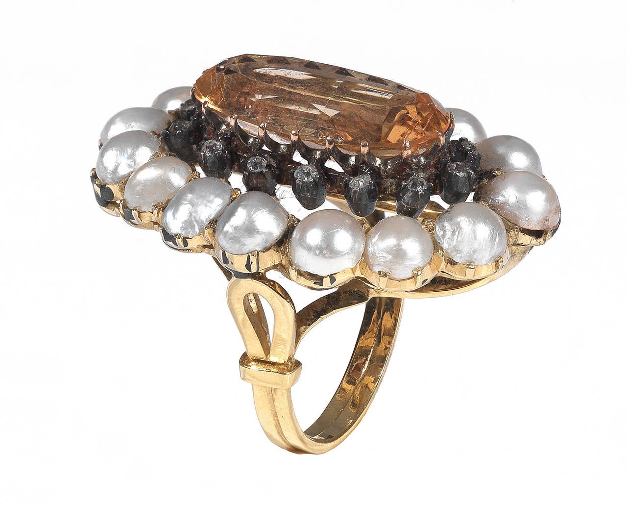 Antiker ovaler facettierter Diamant-Gold-Cluster-Ring mit Perlen und Topas (Georgian) im Angebot