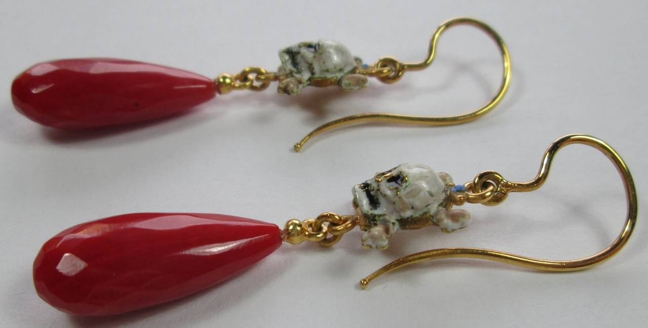 Pair of Enameled Coral Gold Skull Earrings In Excellent Condition In Firenze, IT