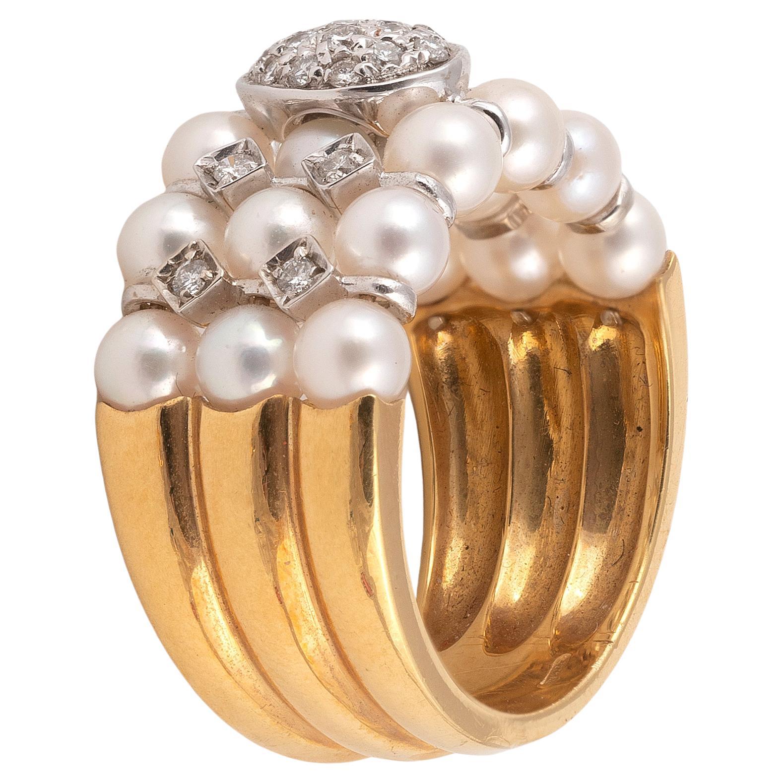 Brilliant Cut 18 Karat Yellow Gold Diamond and Pearl Ring For Sale