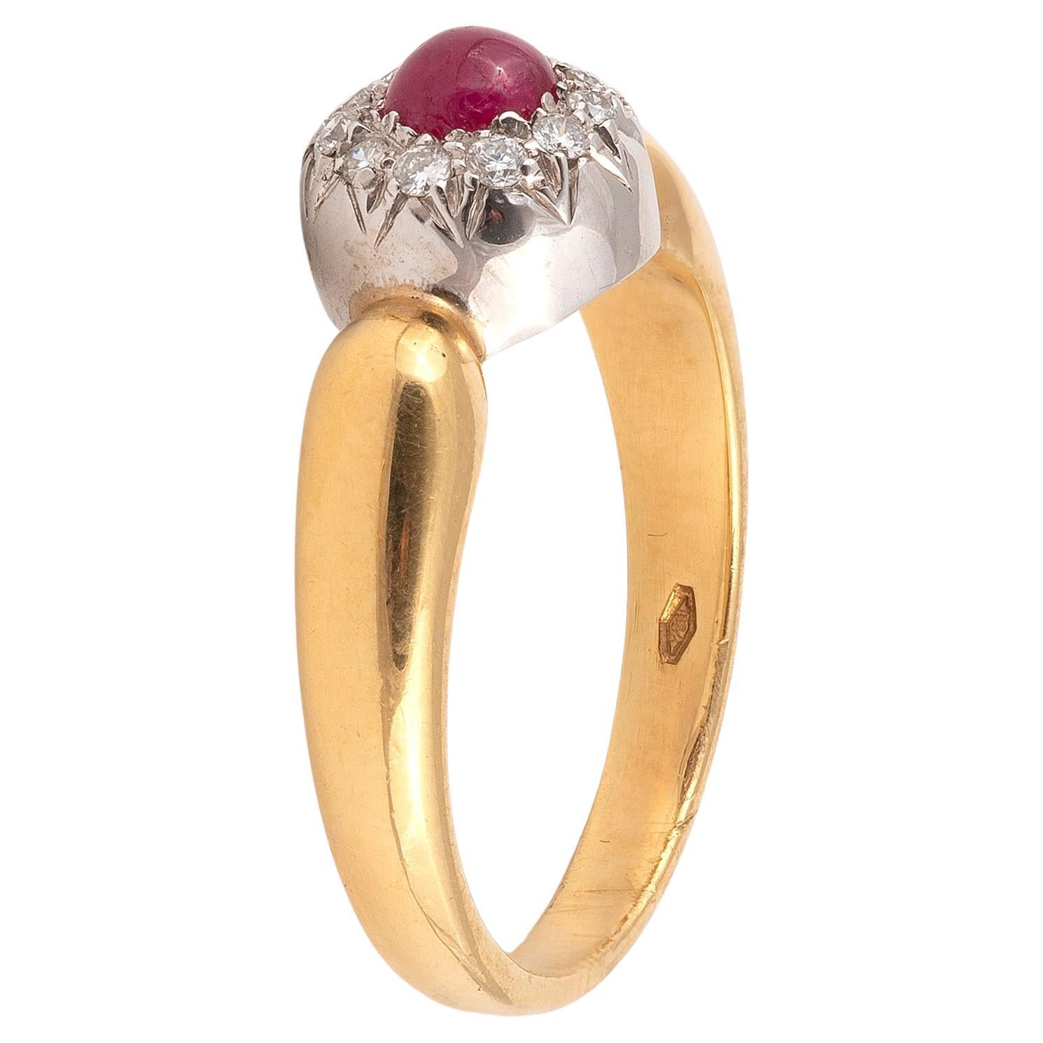 
Anello con rubino cabochon e diamante a grappolo
Dimensione: 7


