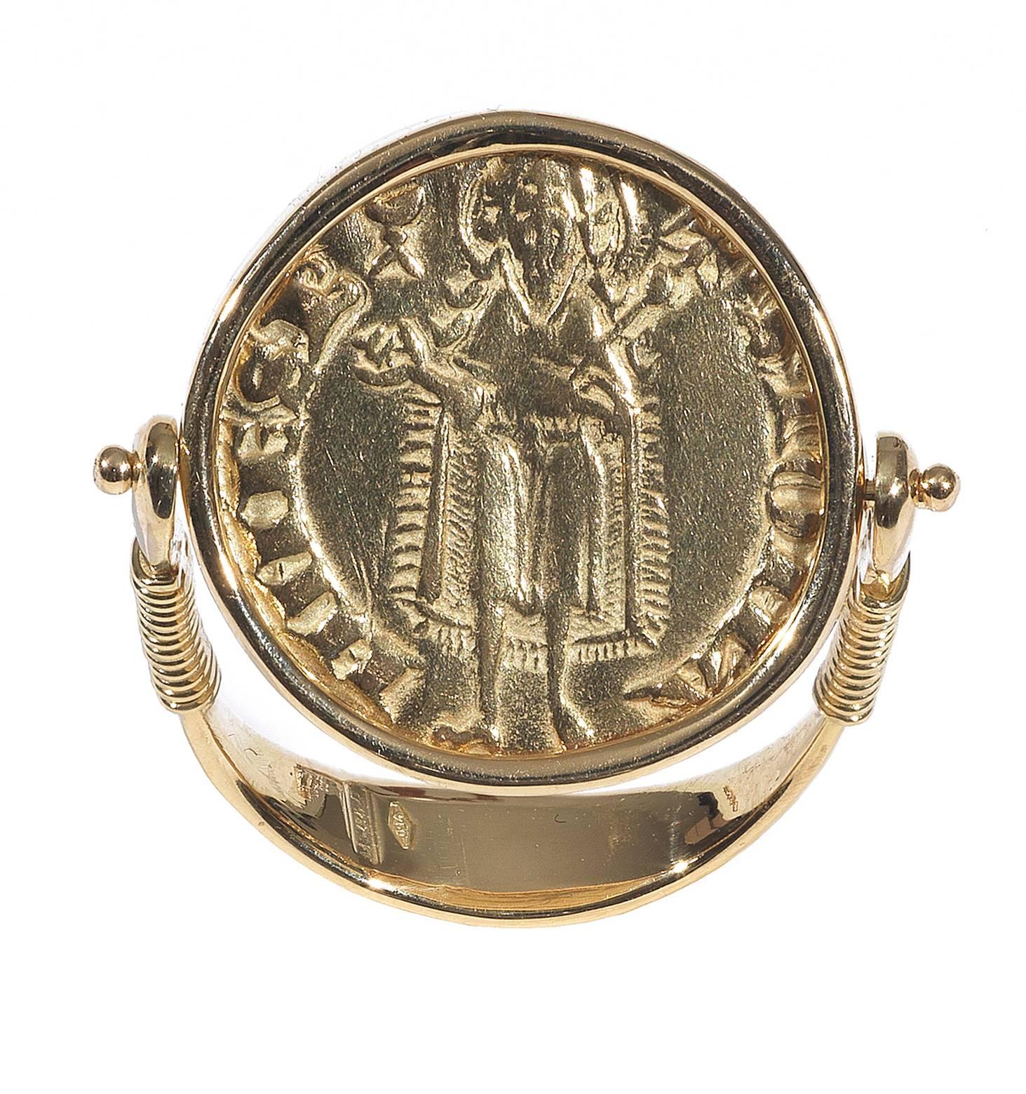Die Goldmünze mit der Florentiner Lilienblüte auf der Vorderseite und dem heiligen Johannes dem Täufer auf der Rückseite ist auf einer Drehfassung montiert. 

Montiert in 18Kt Gold. 

Fingergröße: 6 1/2

Gewicht: 7.4 gr