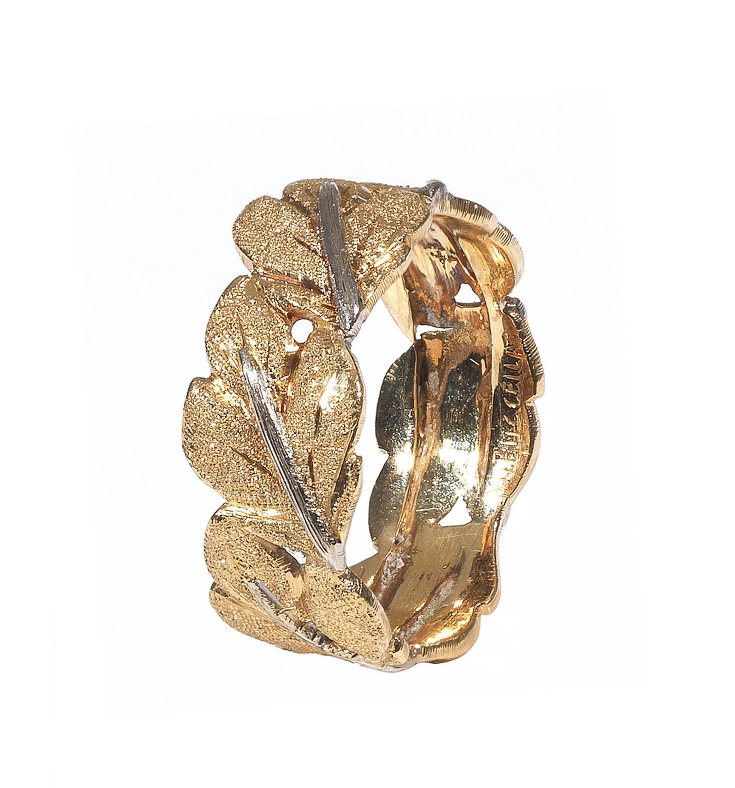 

Finely carved with textured gold curved leaf motifs.

Mounted in 18Kt yellow and white gold.

Signed M. Buccellati

Finger size: 7 3/4 

Weight: 5.6 gr
