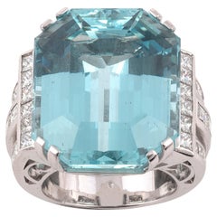 An aquamarine, diamond and 18kt white gold ring 