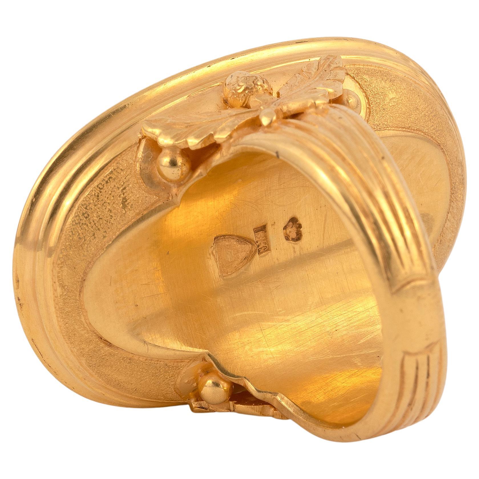 

The classical head facing left, clean shaven with short curling hair, in a later ring mount, ring size 8, length 30mm, width 20mm
Weight : 29,4gr