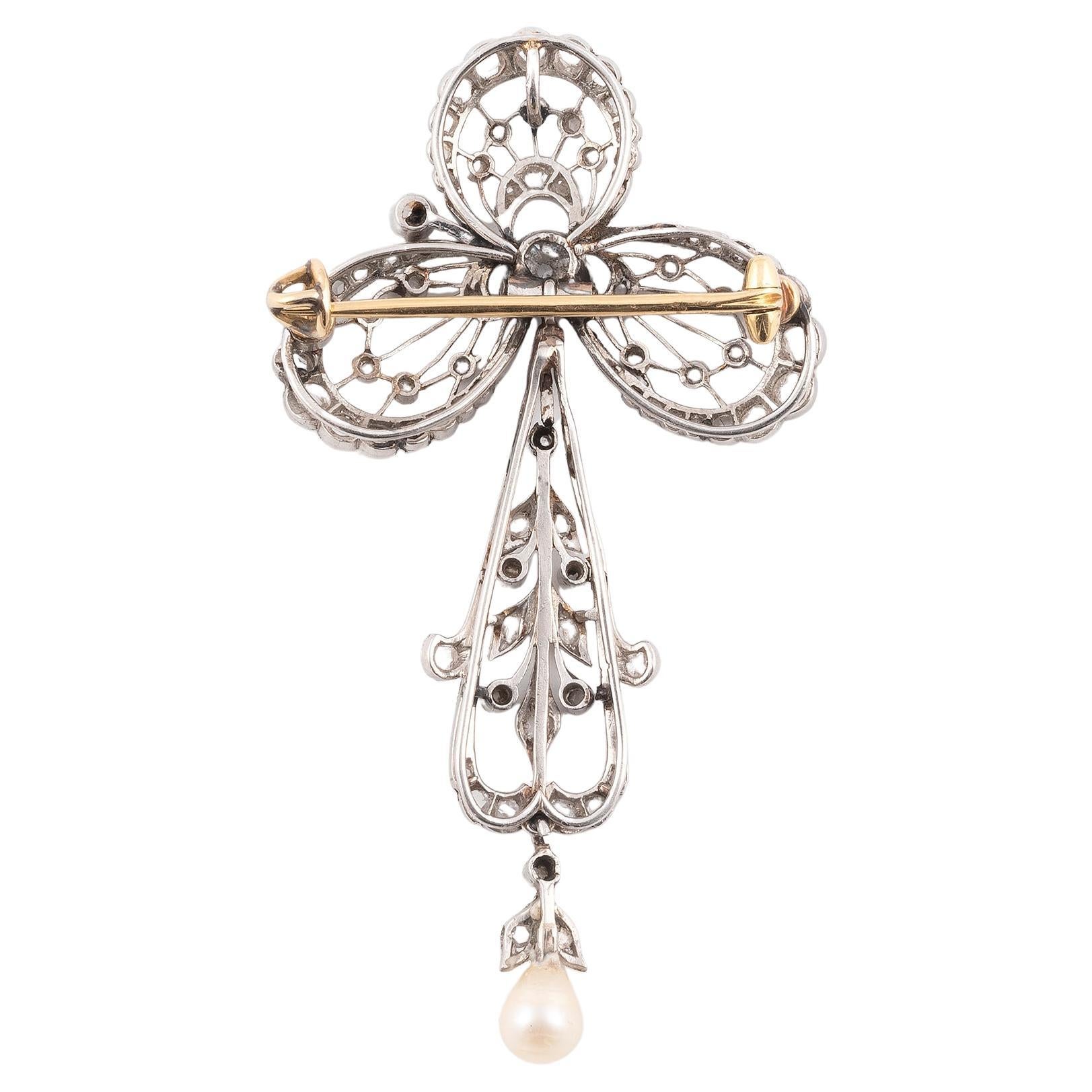

Brooch and pendant trilobe' in openwork platinum, set with rose-cut diamonds and a larger old-cut diamond in the centre, holding a motif and natural pearl in pendants.
Size : 2,8cm x 5,5cm
Weight: 8,5gr