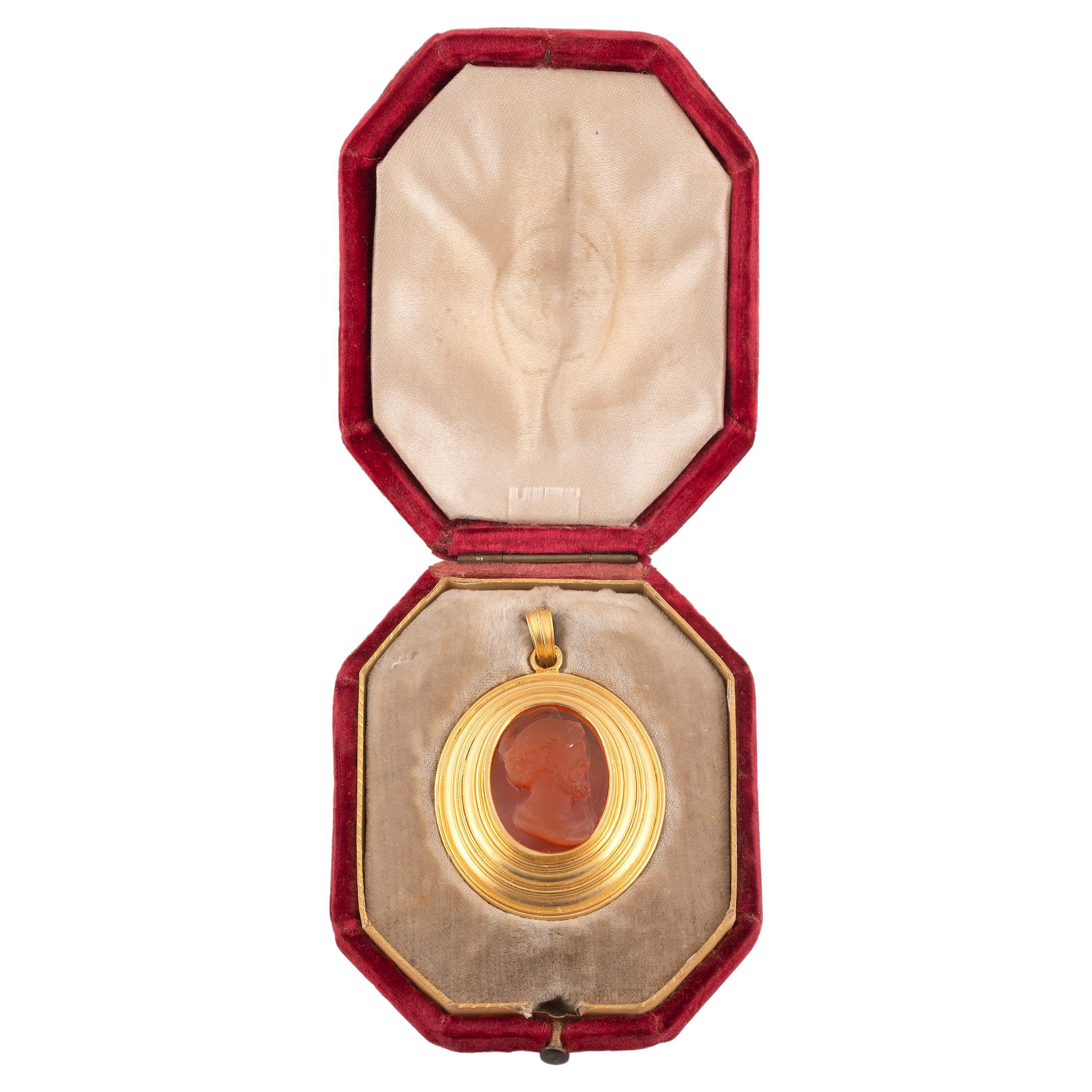 Victorien Pendentif d'évêque ancien en or et camée daté de 1842 en vente