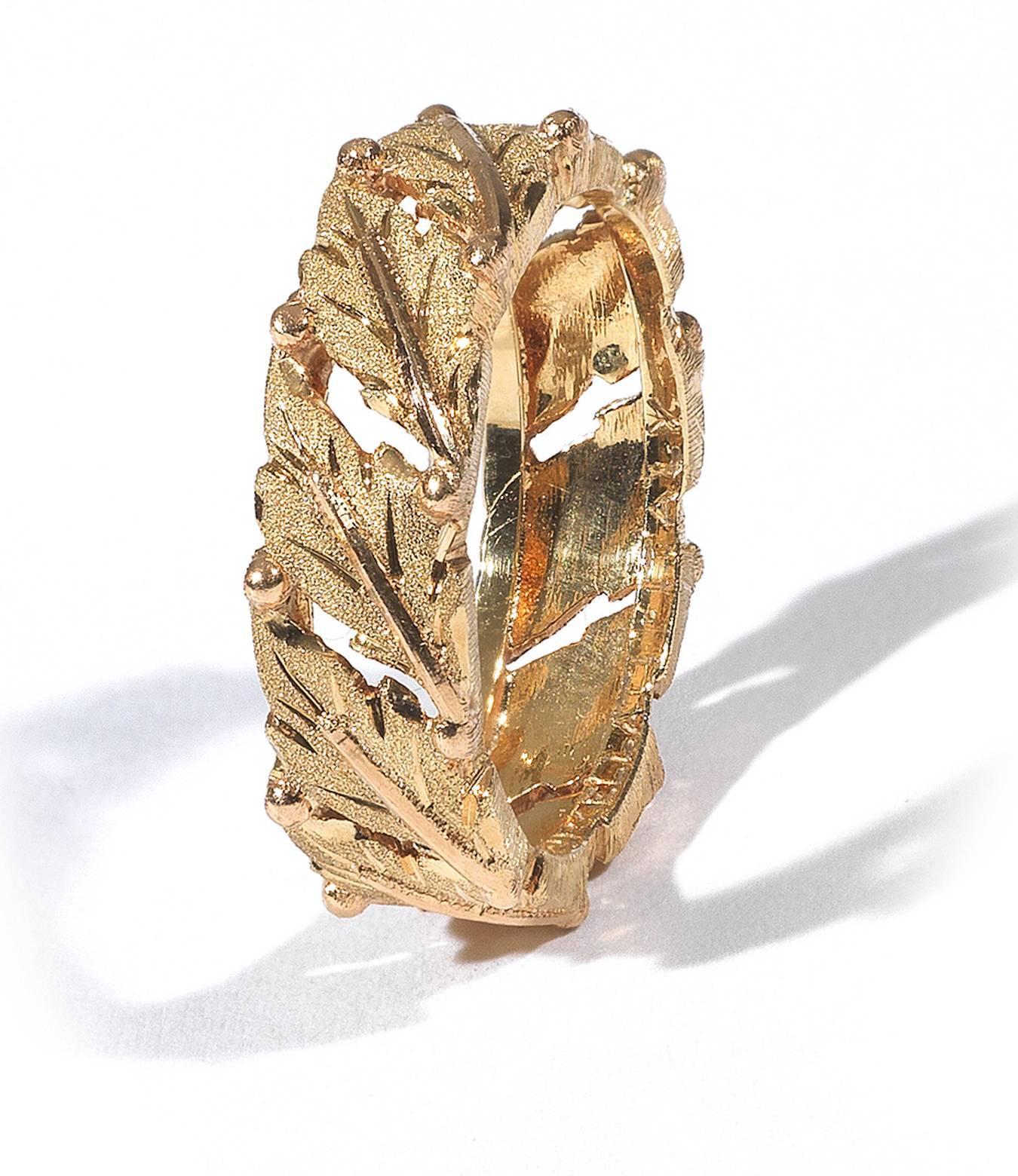 

Finely carved with textured gold curved leaf motifs. 

Mounted in 18Kt yellow gold. 

Signed: M. Buccellati 

Finger size: 6 1/2

Band width: 6 mm

Weight: 5 gr


