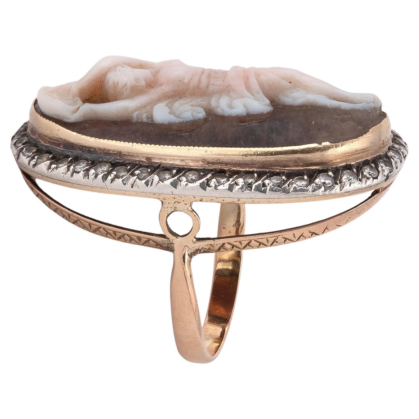 
Yellow gold and silver ring, with an agate cameo representing a nymph in a frame of brilliant-cut diamonds. Size : 3 x 2cm. Finger size: 6. Gross weight: 10g. 