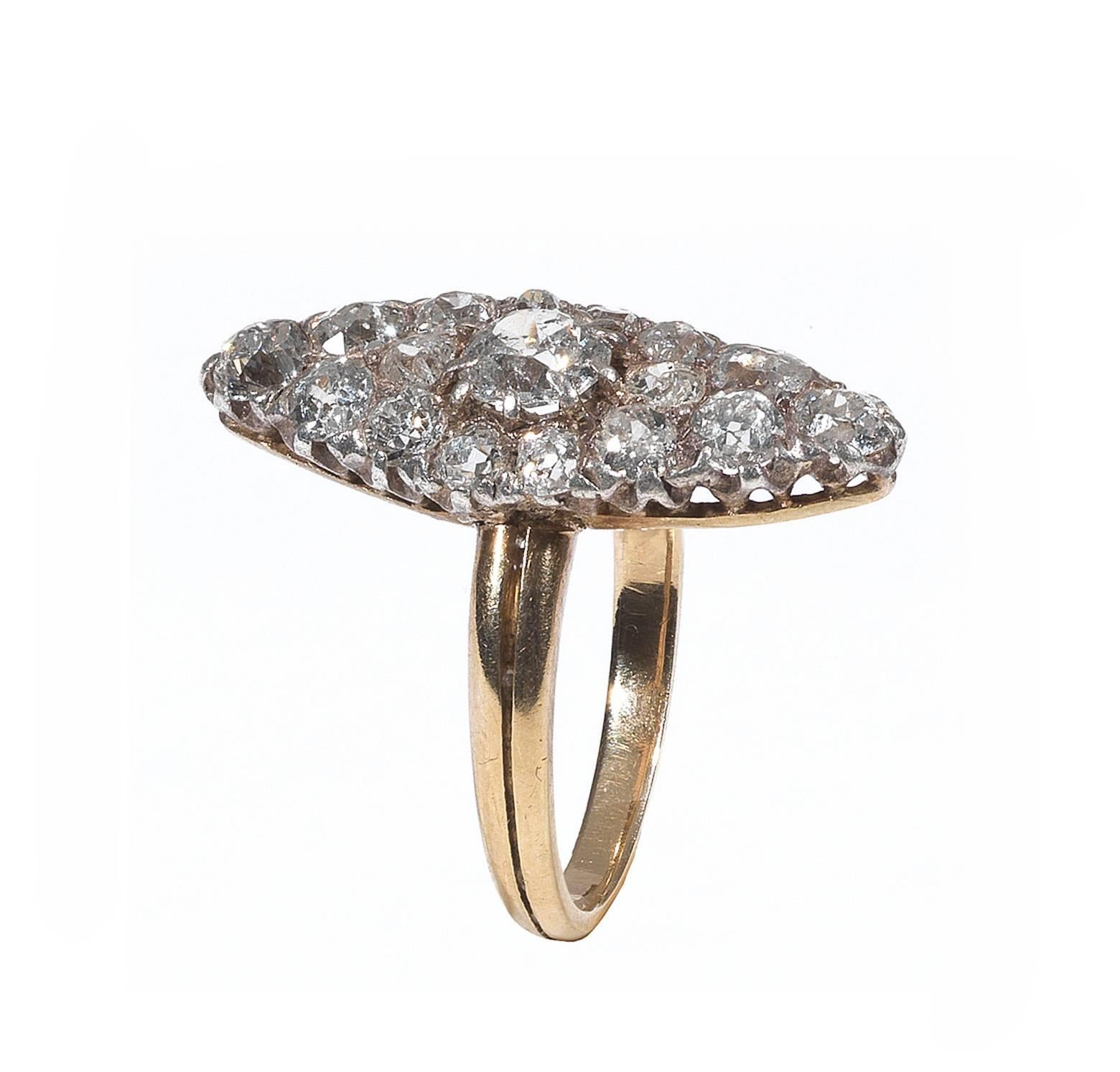 De forme marquise, sertie de diamants taille brillant anciens pesant environ trois carats, sur une tige en or.

Lunette de 2,3 cm sur 1,0 cm.

Taille du doigt : 6 1/2

Poids : 4 gr
