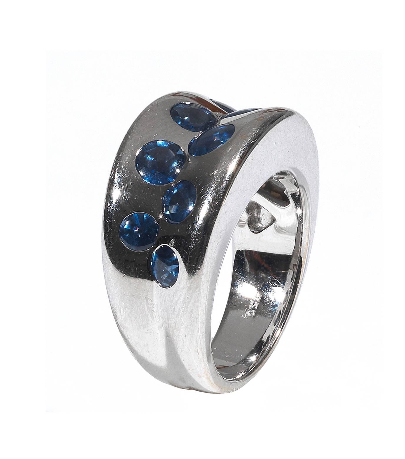 

Designed as a concave band set with ten round cut sapphire.

Mounted in 18Kt white gold

Finger size: 7

Weight: 14.6 gr
