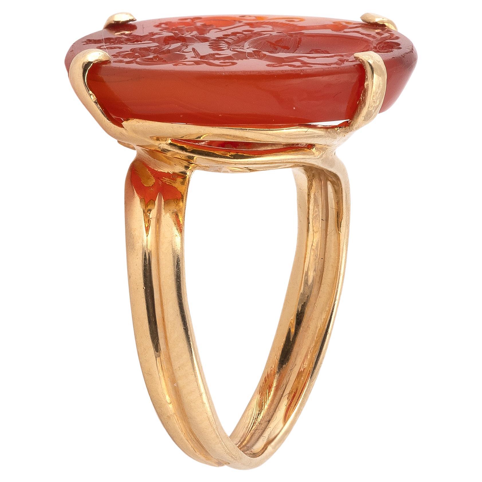 

Yellow gold ring, decorated with an intaglio engraved with a coat of arms on carnelian. 
Ring size: 7
Weight : 5,1gr.