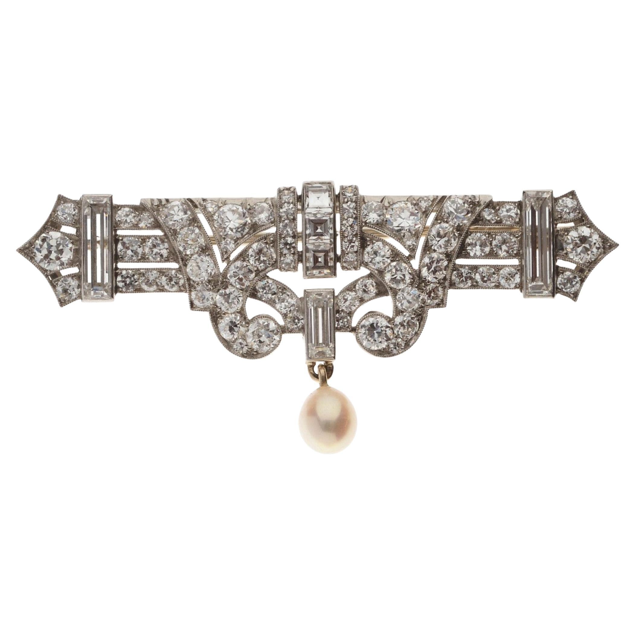 

Art Deco BROOCH in platinum 850 / °° entirely set with half-cut diamonds alternating with squares and baguettes. Total diamond weight: approximately 5 ct (0.60 ct for the two baguettes and 0.15 for the most important diamonds). The brooch holds a