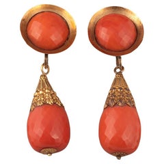 Paire de boucles d'oreilles anciennes en corail