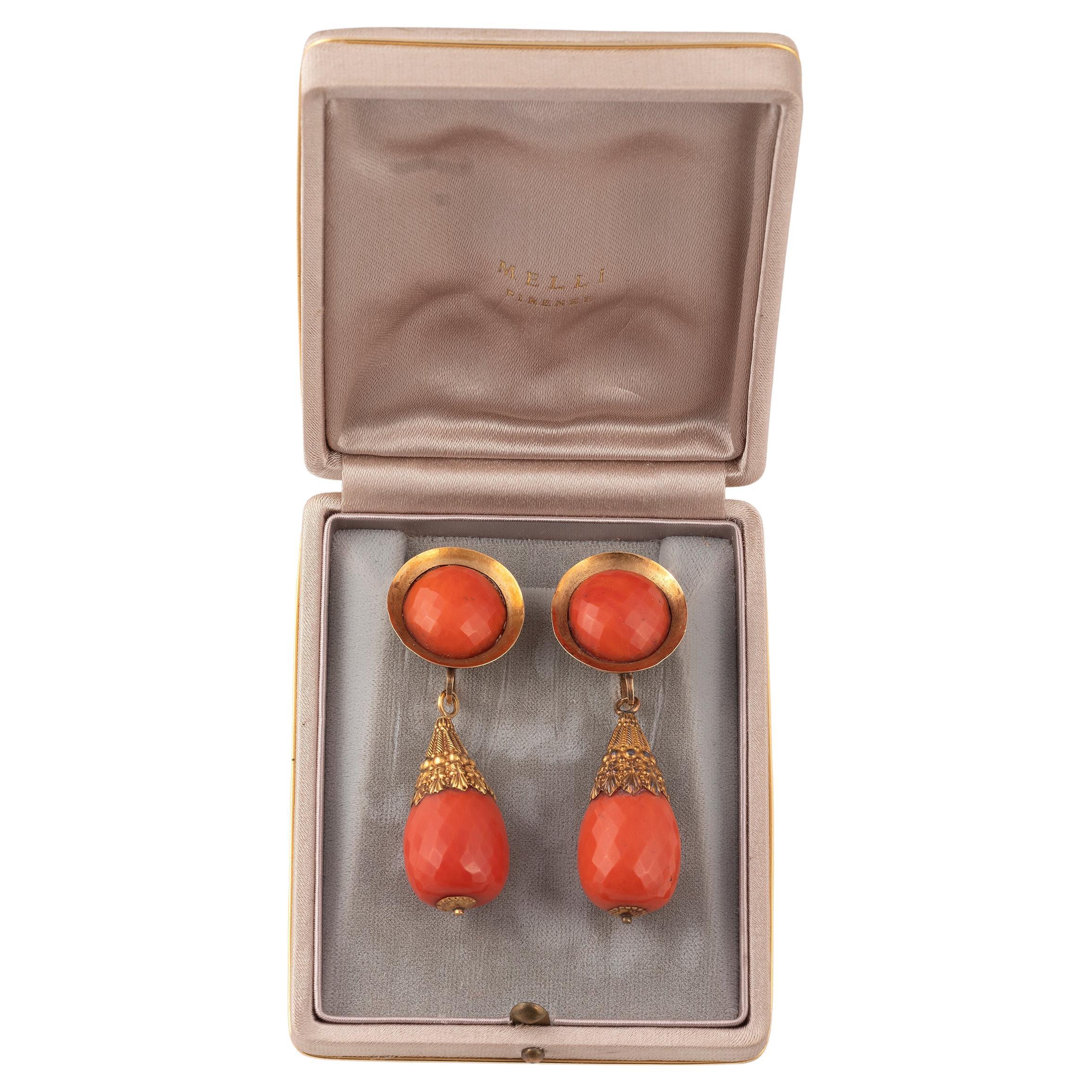 Each facetted coral earring decorated with gold cannetille work, supporting a similar detachable coral drop, circa 1870
Lenght:6,5cm
Weight: 37gr.