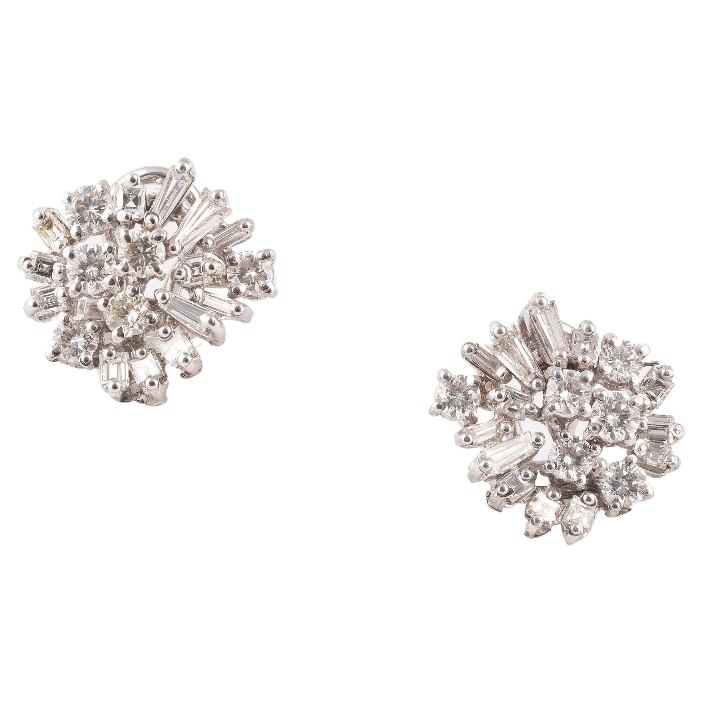 Cluster round and baguette diamond approximately 4,5ct
Diameter 15mm
Weight: 6,7gr.