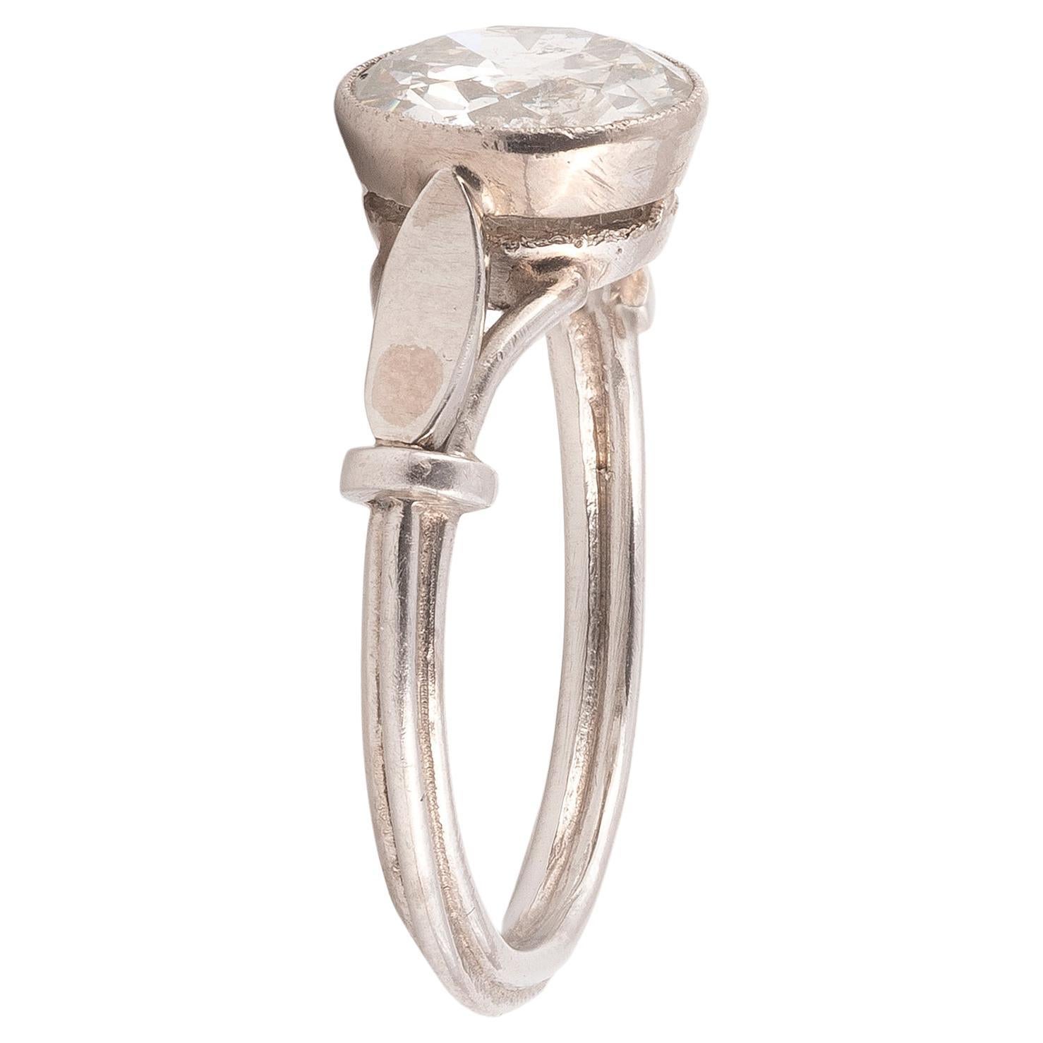 Claw set with an old cut diamond weighing approximately 1.51 cts, to shoulders engraved and plain hoop. 
Mounted in platinum. 
Weight: 3,89 gr
Finger size: 6