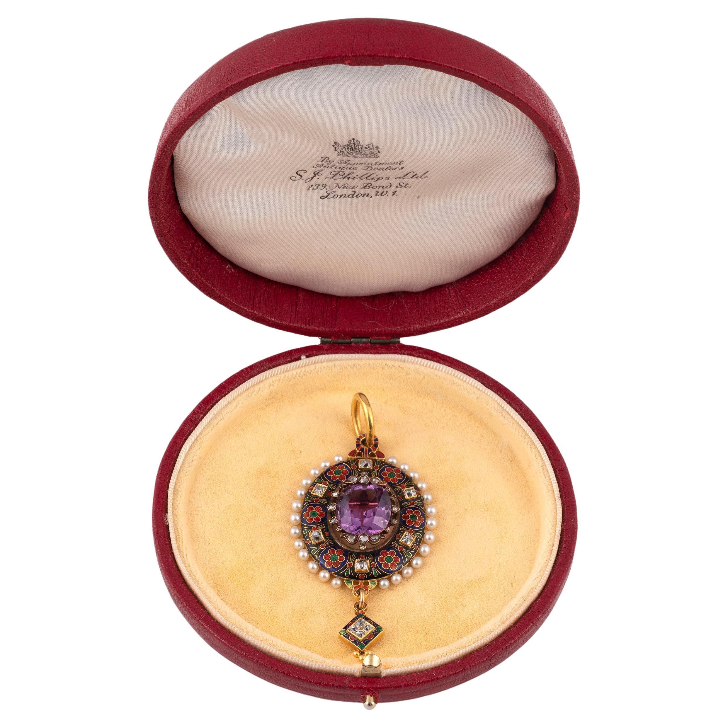 An Holbein style amethyst, diamond, enamel, natural pearl and gold pendant, circa 1865
It is oval, carrying in its center an amethyst in a set, each punctuated by a rose-cut diamond. The entourage is enamelled in polychrome cloisonné, also enhanced