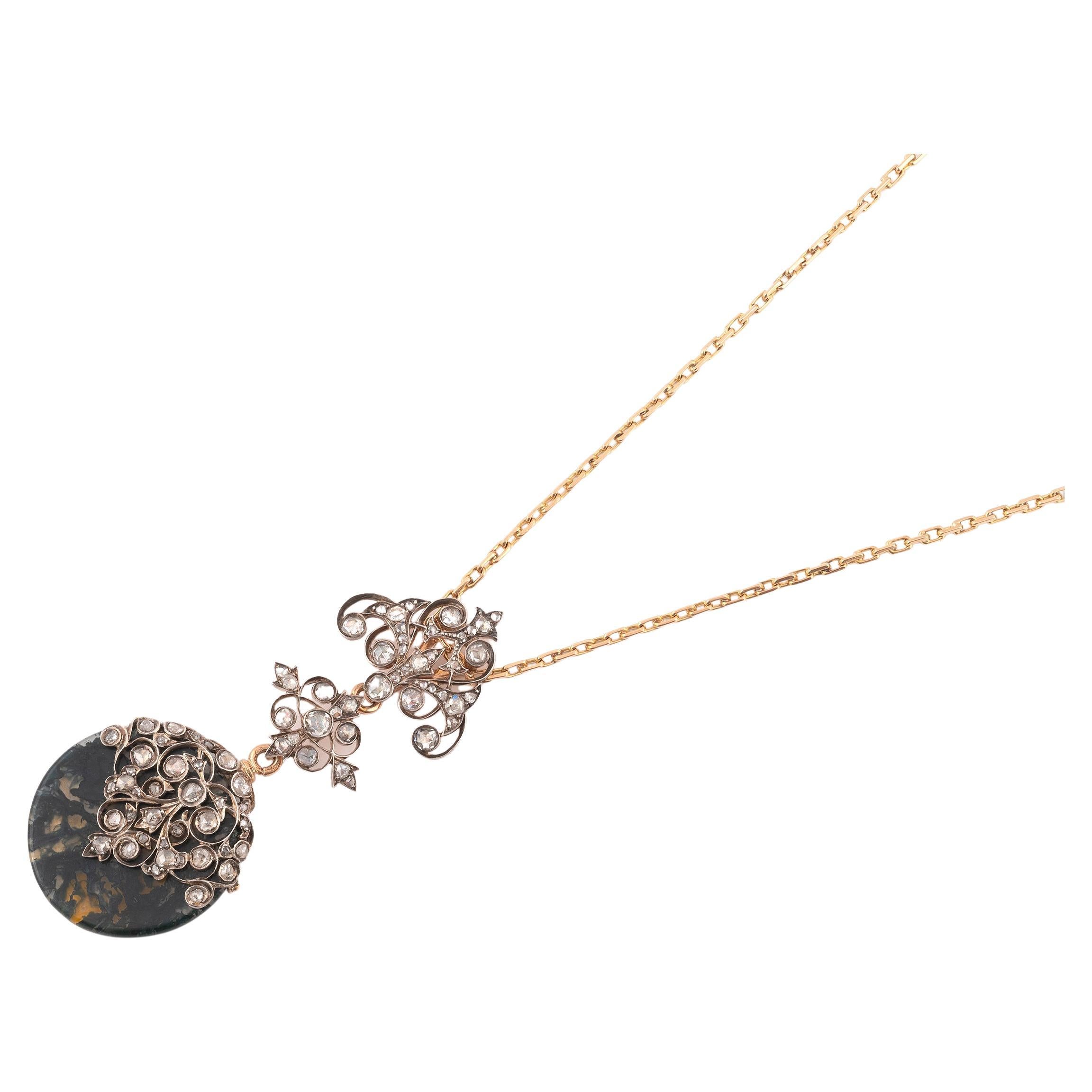 Set with a round plaque of moss agate within a diamond-set frame, suspended by a gold chain, in fitted case.
Necklace : 70cm
Earrings: 6cm
Pendant: 7cm