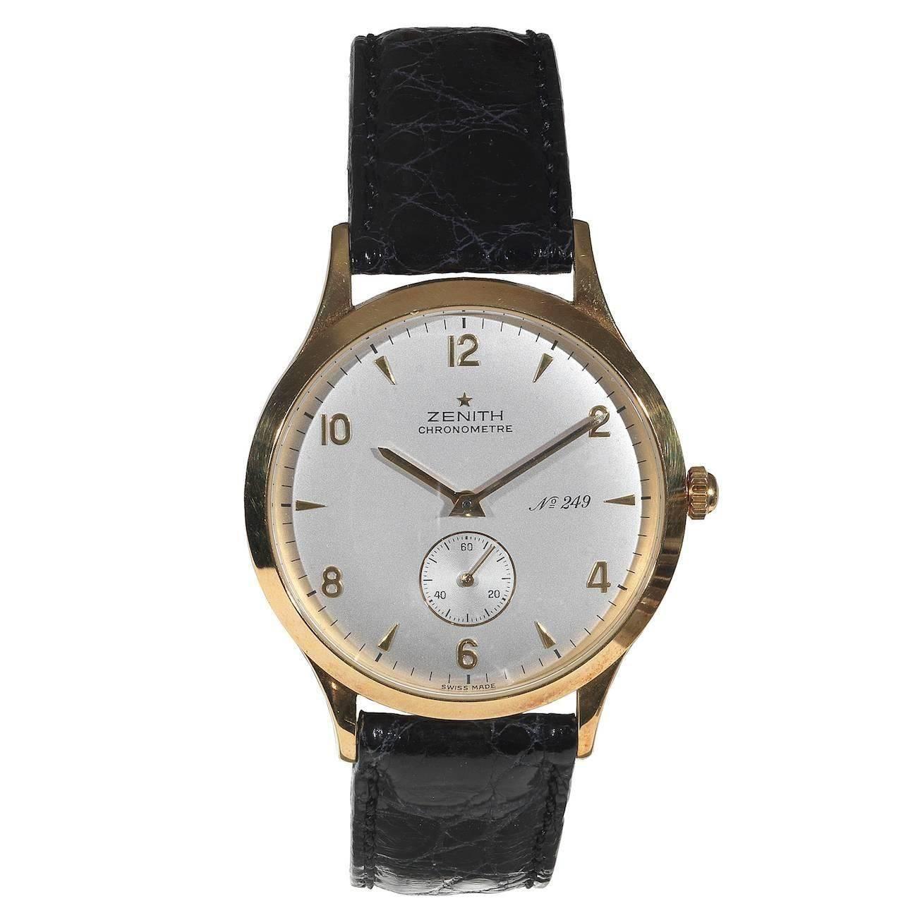 No. 249/300, made in 1990

Fine and rare, water-resistant to 30 m., 18K yellow gold gentleman's chronometer wristwatch with leather strap and 18K yellow gold Zenith buckle.

Dial white enamel with applied gold indexes and Arabic numerals,