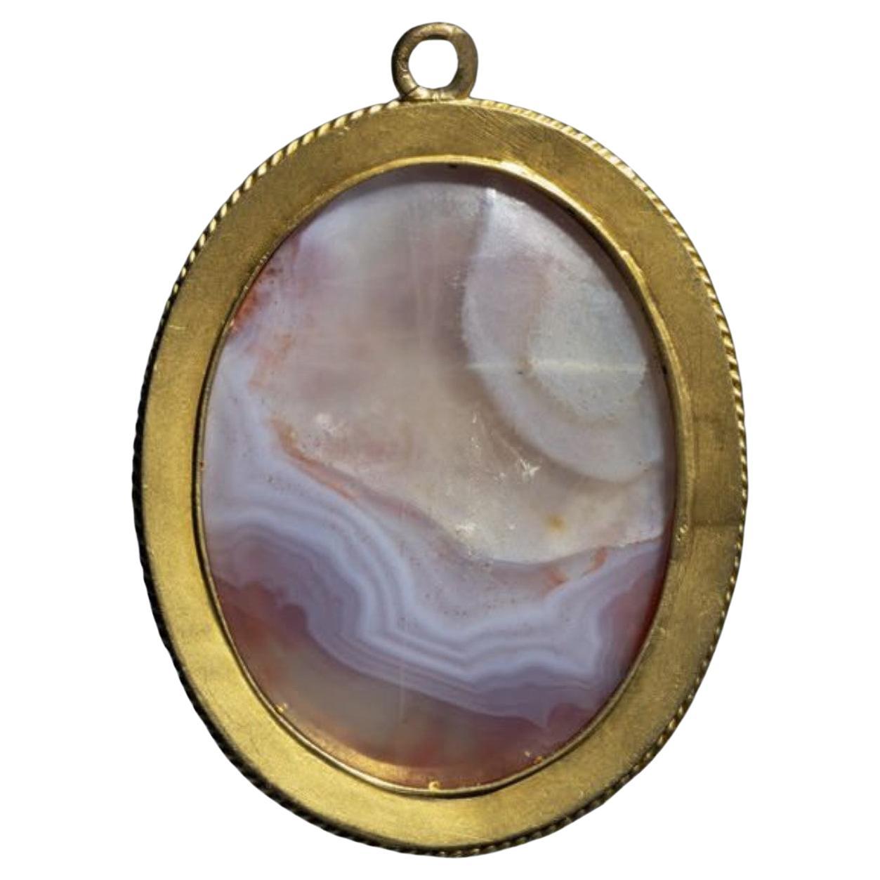 Two-layered agate cameo, red and white, depicting Roman Charity on an amati background.
Italy, 16th century
H. 3.7 cm - L. 2.9 cm
Gold setting, eagle's head hallmark, 19th century
H. with setting 6 cm - W. 4.04 cm - Gross weight: 25.6 g
The subject