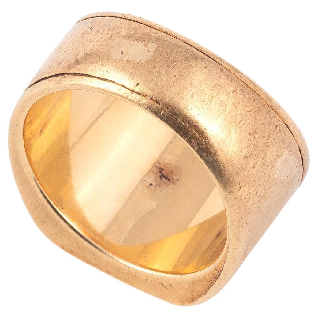 In 750 thousandths yellow gold, the bezel adorned with a coat of arms under a marquisal crown. 
Size 6 1/2
Weight 15.6 g.
