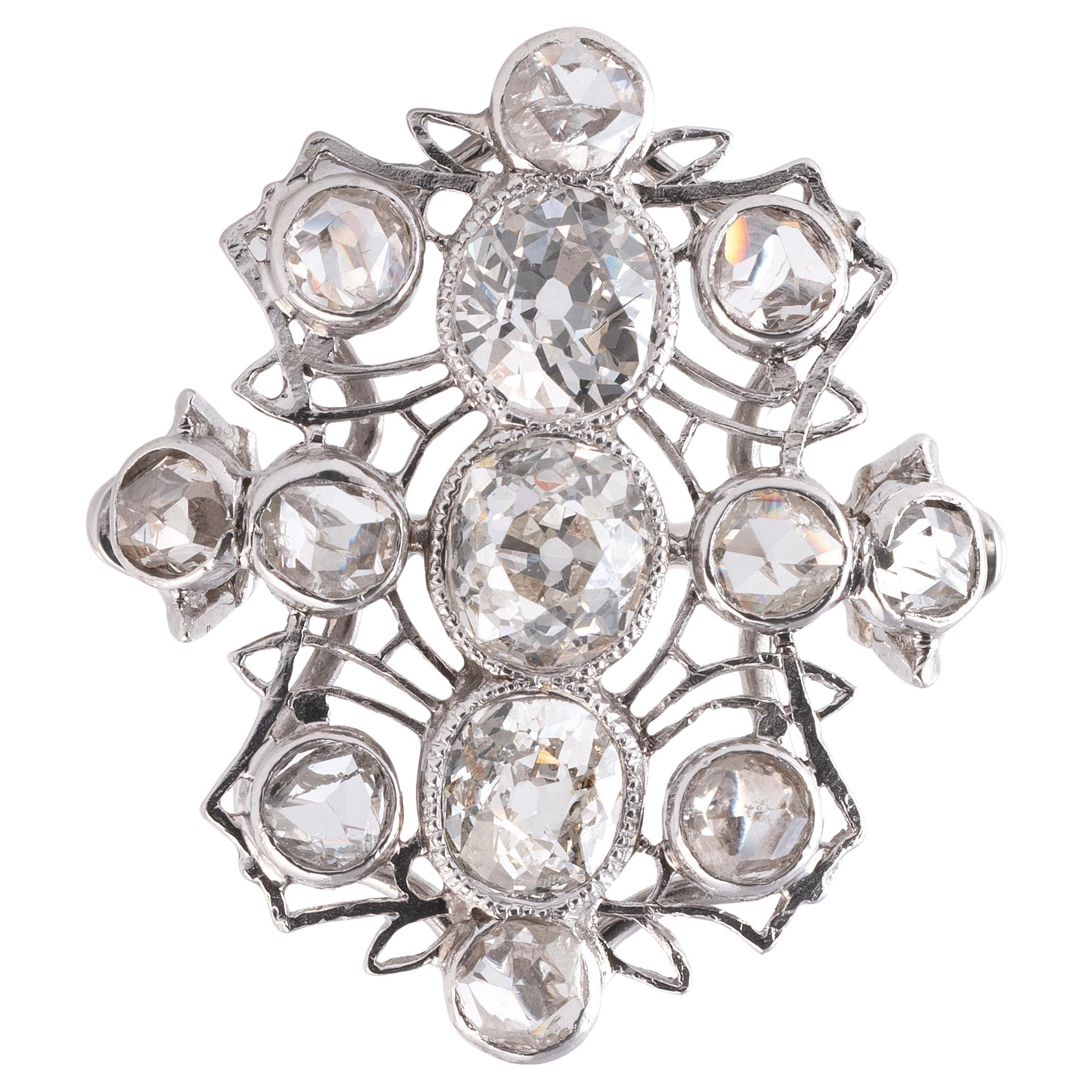 Bague Belle Époque en platine et diamant à trois pierres taillées à l
ancienne 1900
s en vente