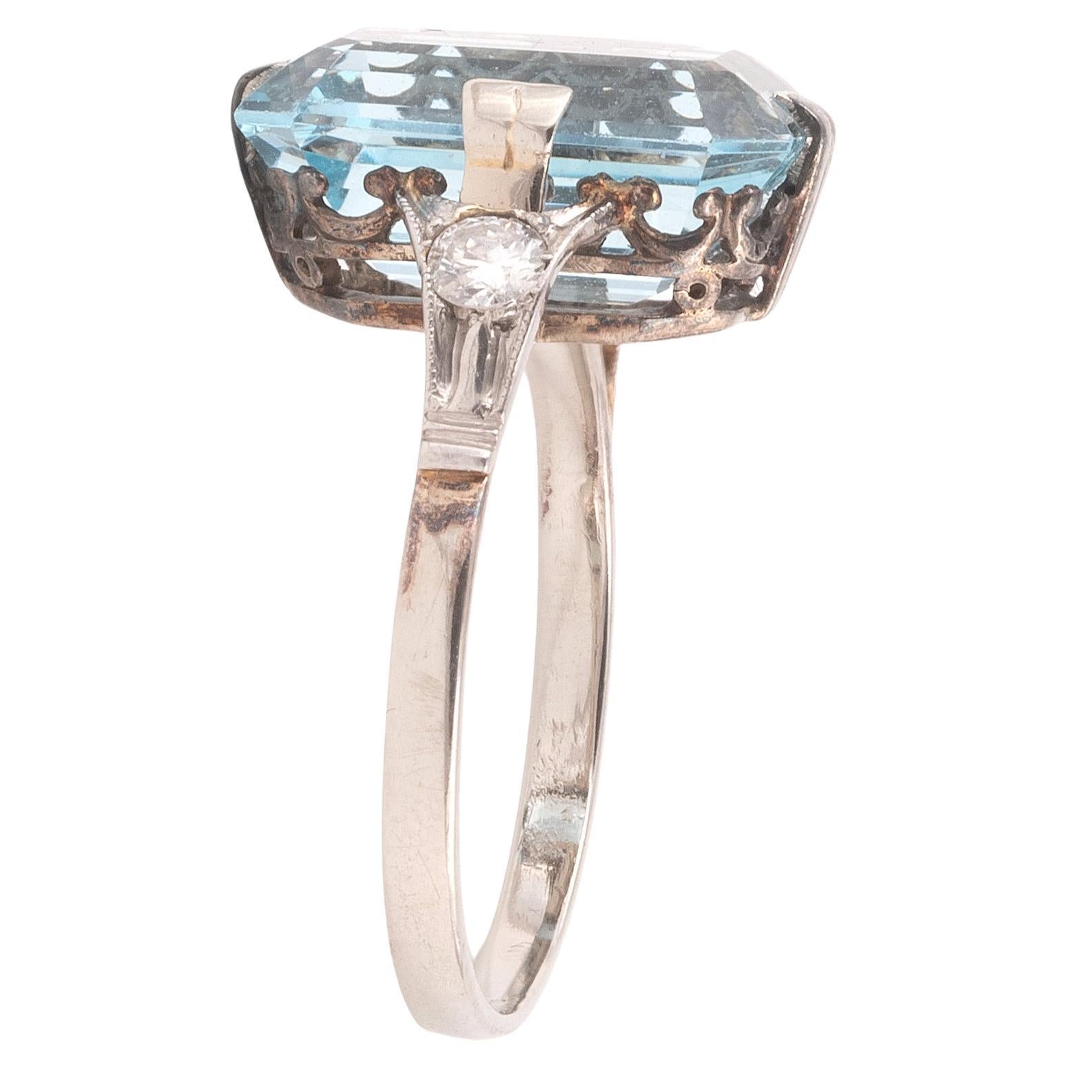White gold aquamarine-diamond-ring , approx.1920, centered aquamarine in trap cut approx. 5.0 ct, ring shoulders with 2 old cut diamonds total approx. 0.14 ct 
Size : 6 1/4
Weight: approx. 2.7 g 

Follow on instagram @bernardoantichita