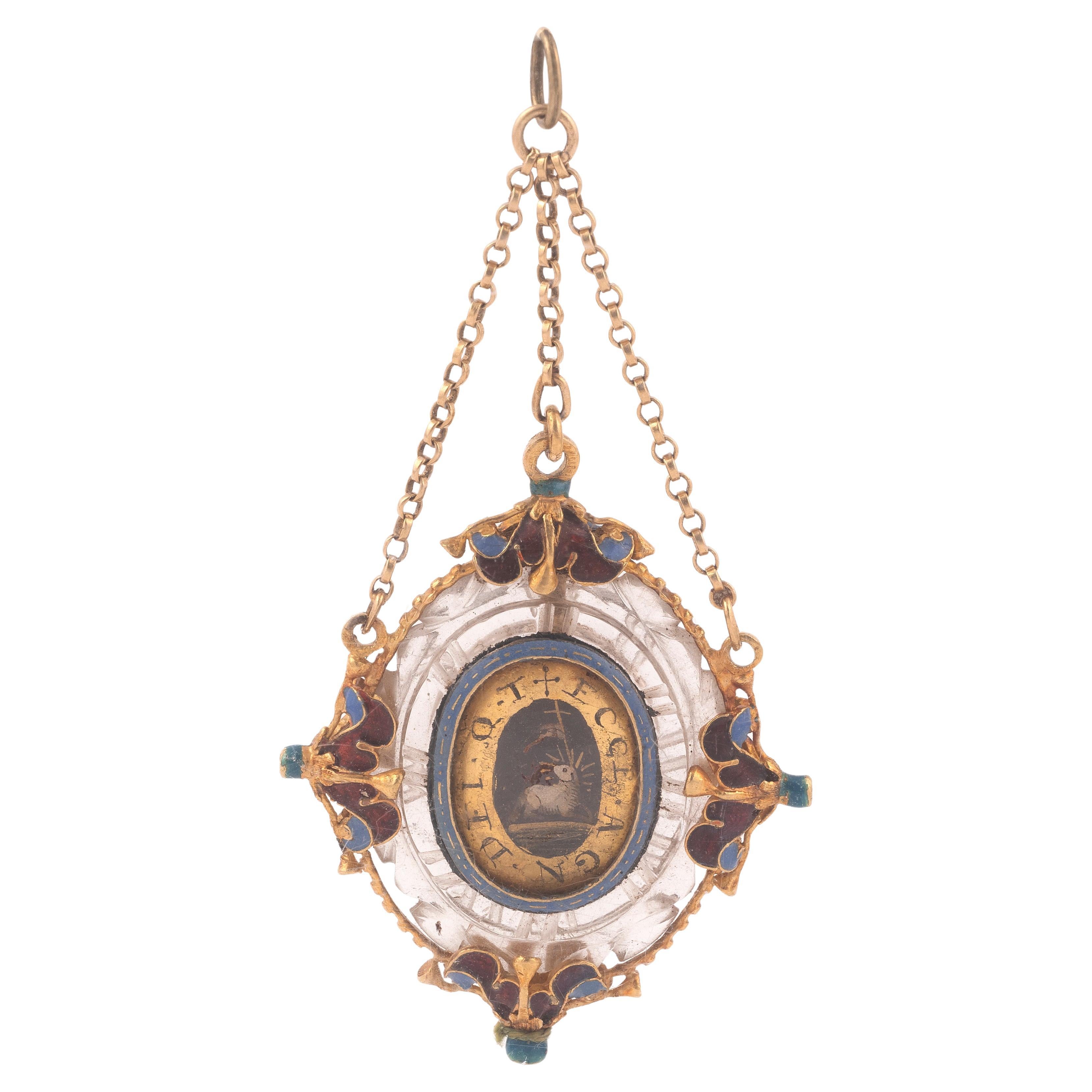 In oro giallo 18kt con una tripla catena che sospende un medaglione in cristallo di rocca intagliato e circondato da smalti policromi che regge da un lato un Salvator Mundi in smalti e dall'altro un Agnus Dei circondato da un bordo in smalto