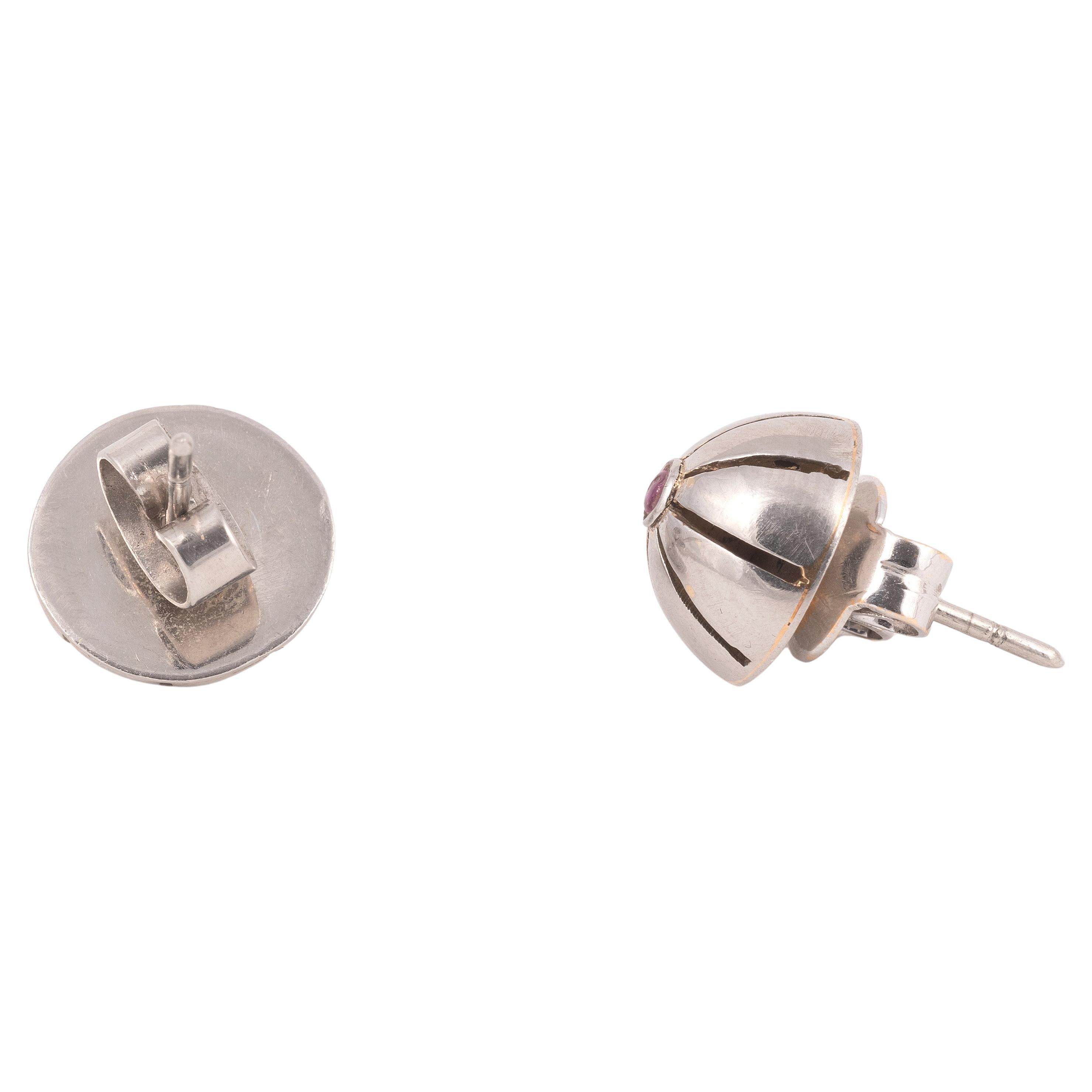 Orecchini tondi in platino con al centro un rubino cabochon.
Diametro 12 mm
Peso: 7,38 grammi.

