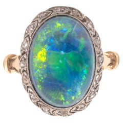 Un anello con opale nero e diamanti a grappolo