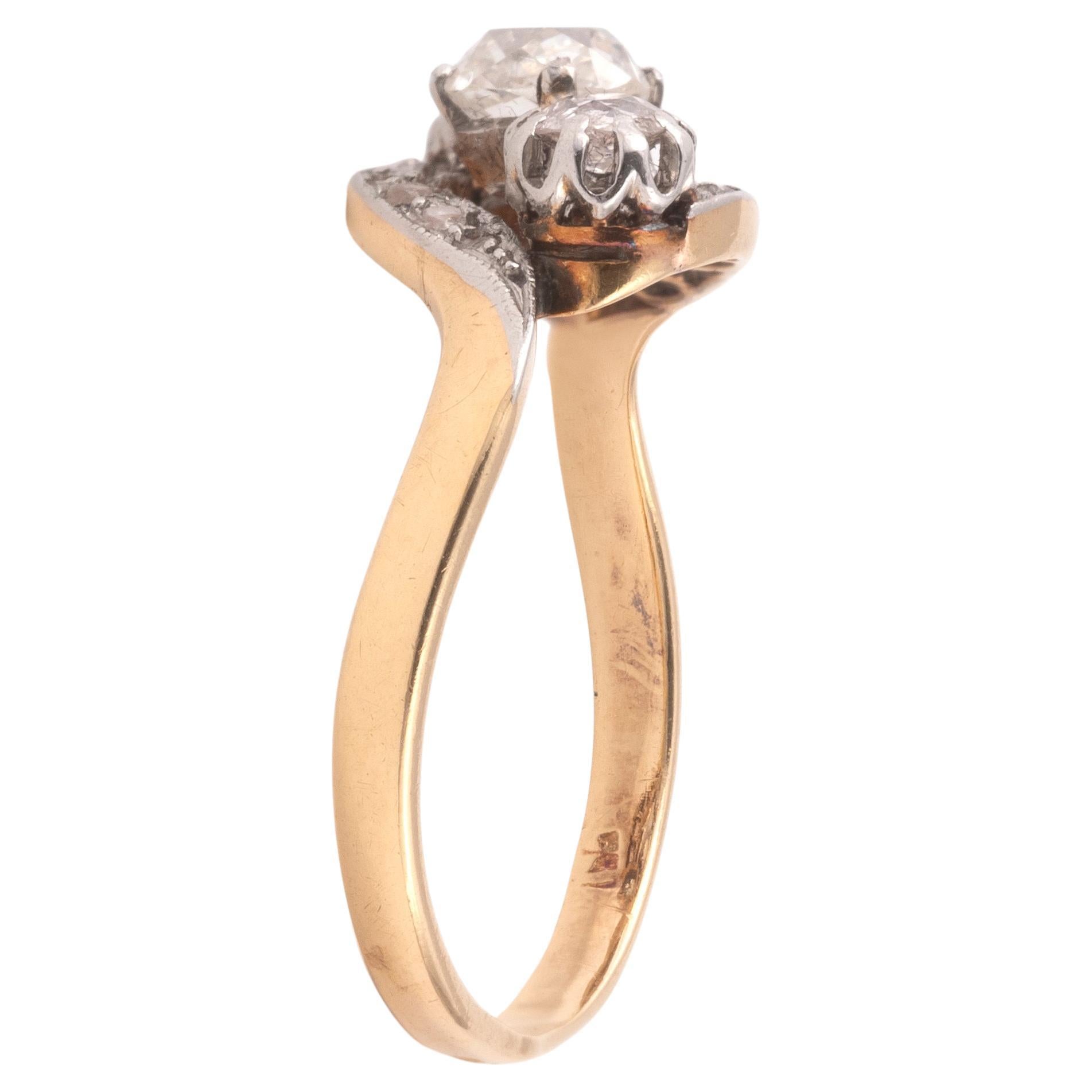 Taglio antico europeo Un antico anello con tre pietre e diamanti del 1900 circa in vendita