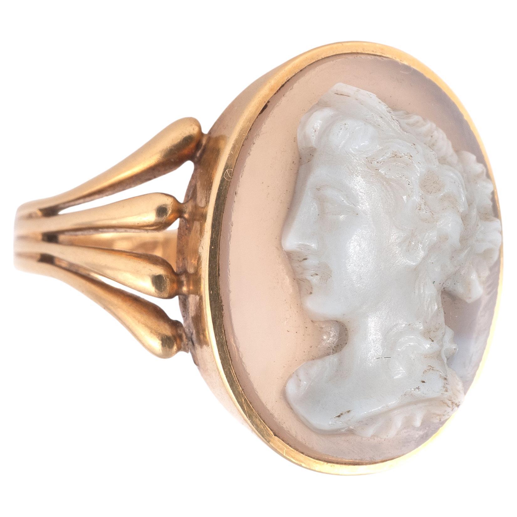 Ring in 18kt yellow gold with an agate cameo of a profile woman.
Dimensions of the cameo: 21mm
Finger size: 12
Gross weight: 9.6g.

