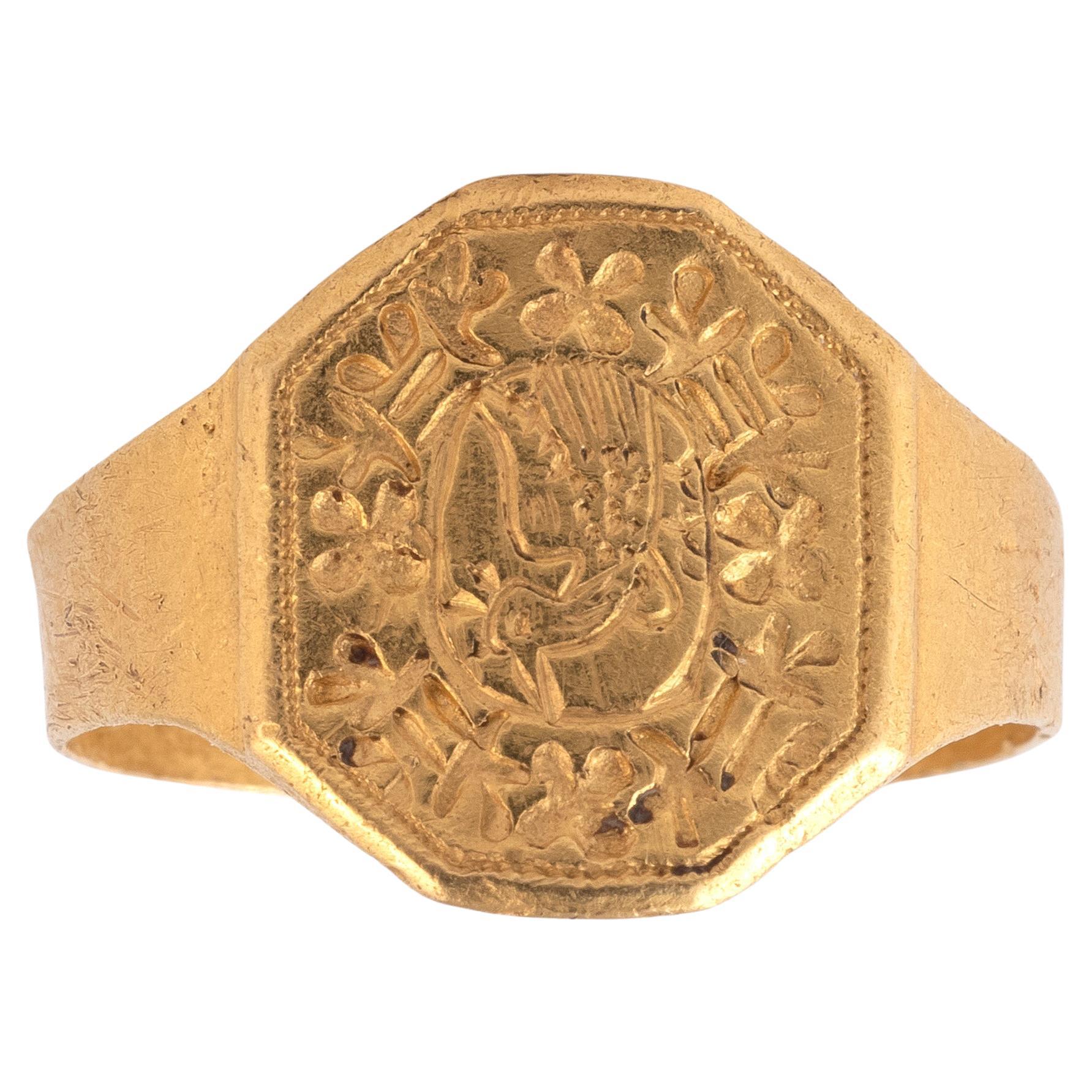 Anello-sigillo; oro; inciso; castone ottagonale piatto raffigurante un pellicano; bordo cablato.
Dimensione: 7
Peso: 3,4gr
Per un'illustrazione di un anello simile, datato alla seconda metà del XVI secolo, nella collezione del British Museum

Gli