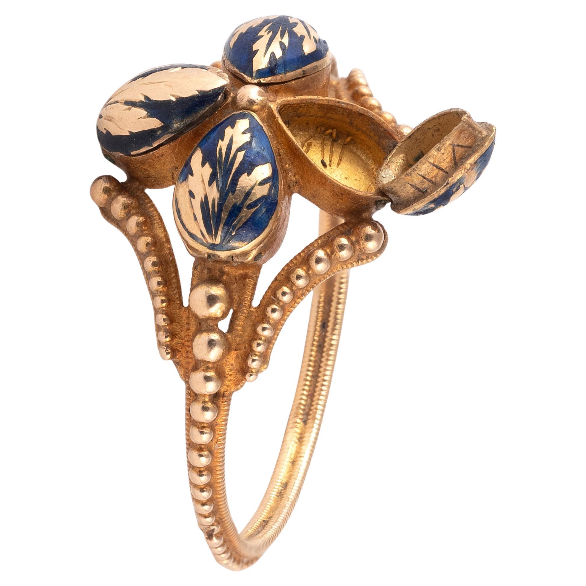 Anello con veleno a quattro scomparti in oro della fine del XVIII secolo In condizioni buone in vendita a Firenze, IT