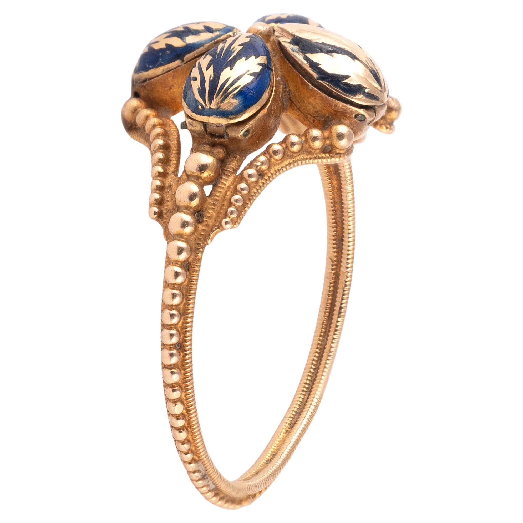 Neoclassico Anello con veleno a quattro scomparti in oro della fine del XVIII secolo in vendita
