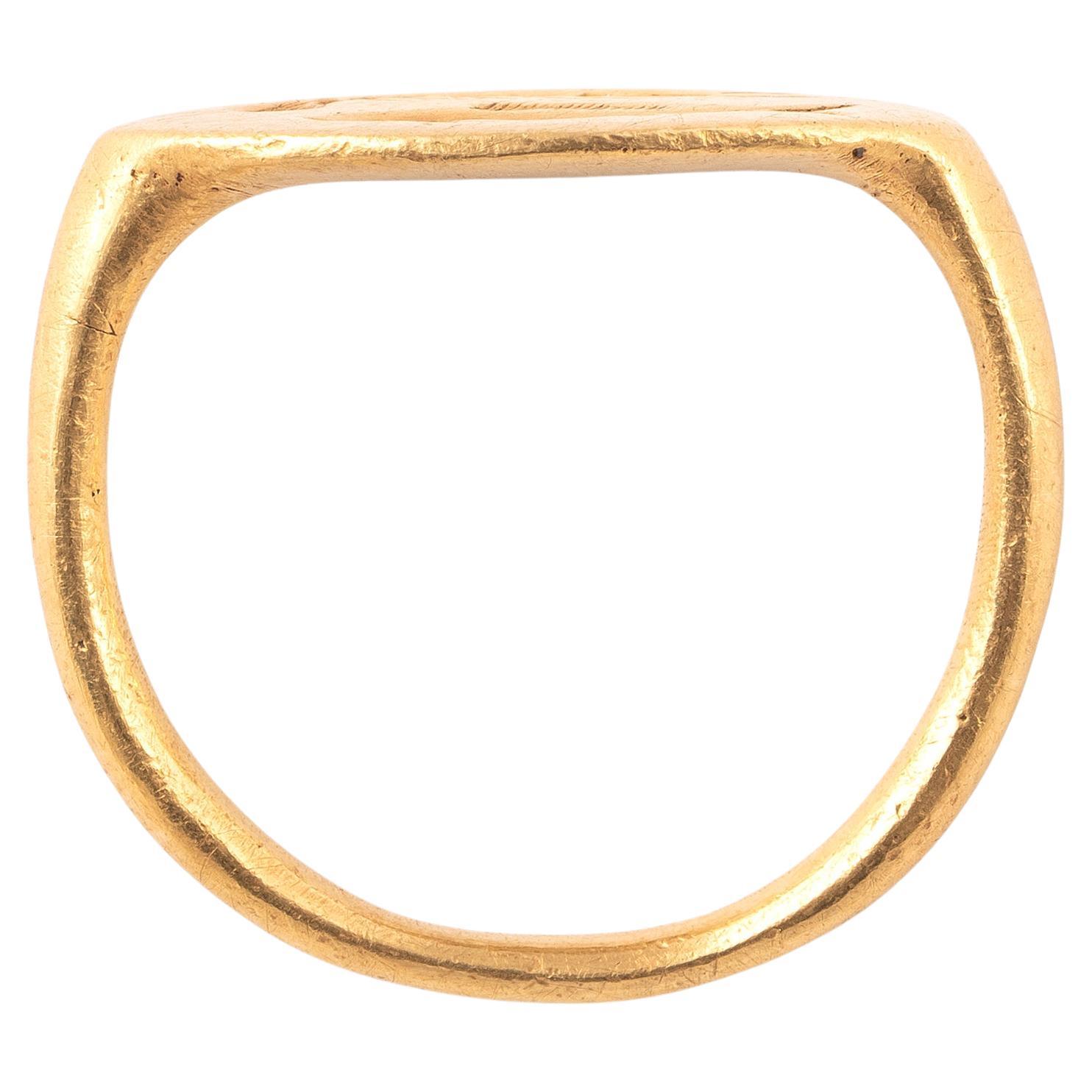 Griechischer Goldring mit Fisch und Krustentier, 4. Jahrhundert v. Chr. (Klassisch-griechisch) im Angebot