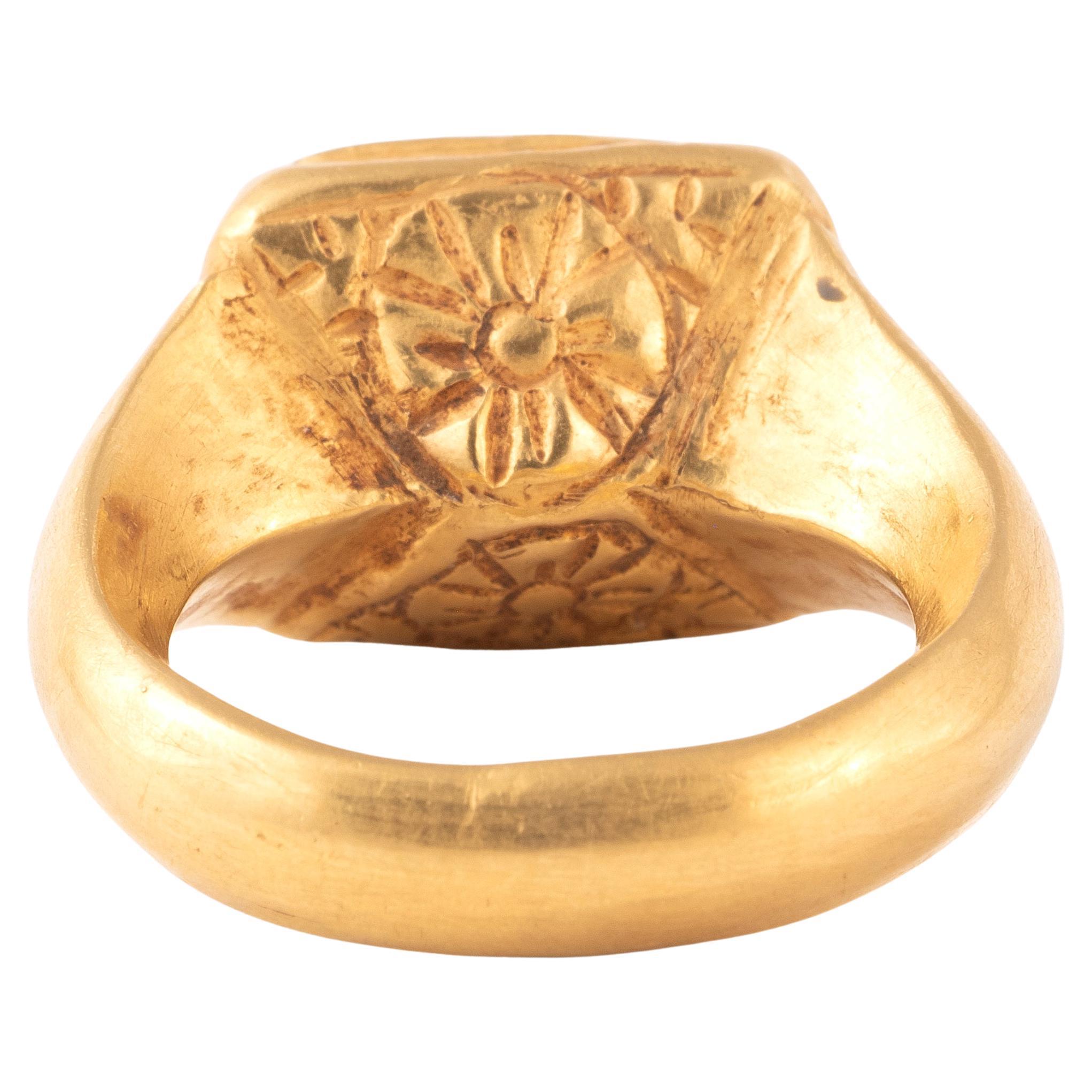 Non taillé Bague byzantine en or avec une intaille en topaze représentant un buste du Christ 7e siècle en vente