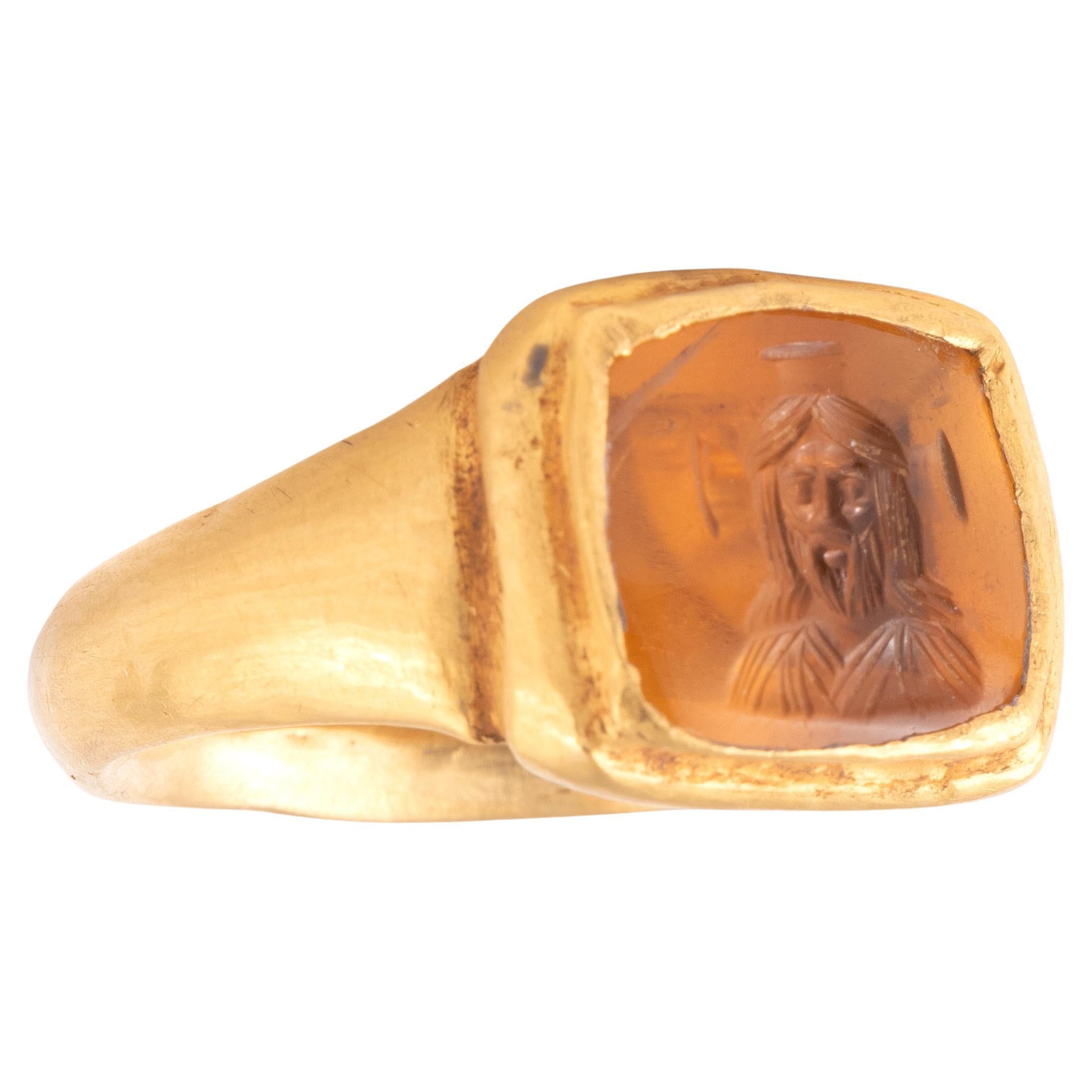 Bague byzantine en or avec une intaille en topaze représentant un buste du Christ 7e siècle