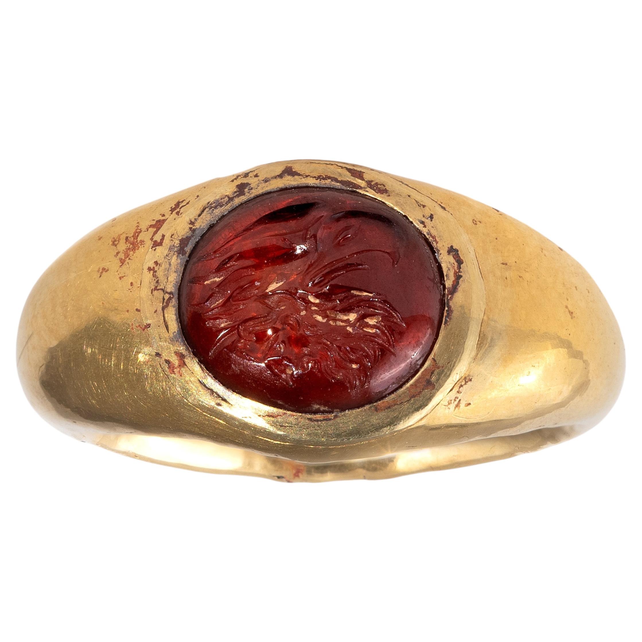 Römischer Goldring mit einem Granat-Intaglio eines Adlerkopfes 1. Jahrhundert ADS